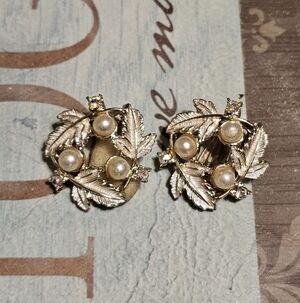 Vintage Judy Lee Gold Tone Pearl Leaf Clip On Earrings